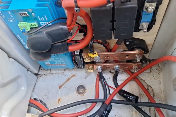 Camper voorbereiding met 2 lood accu's